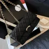 Projektant wysokiej jakości torebki Piękna torba obiadowa Premium Pearl Button Baguette Srebrna czarna torba Women Portfel