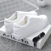 Casual skor små vita kvinnor koreansk version läder platt löpande sneakers andas kvinnor