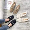 Casual schoenen Vrouw Flats Pearl-decoratie Loafers met pels slip-on ronde teen vrouwelijke sneakers modis jurk kralen winter slip aan op