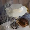 Boinas de renda com flor branca chapéus de casamento mulheres elegantes pérolas planas cetim fedoras cocar coquetel moda real banquet partida fedora tampa