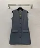 Designer básico de vestidos casuais 24 novo distintivo de peito bordado vestido de coletor sem mangas de decote em V de peito em V