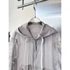 Ochrona przeciwsłoneczna WindbreakerDesigner Women Summer Windbreaker Krótka haftowana odznaka plisowana szczupła lekka krem ​​przeciwsłoneczna luźna oddychająca kurtka Mengjia Mark