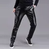 Мужские кожаные брюки эластичные высокие талию повседневные брюки PU Корейская мода хужа мужской мотоцикл Водонепроницаемый 240419