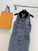 Abiti casual designer elegante e fresco con colori contrastanti una singola catena del petto e una cintura un abito di denim senza maniche moderno e alla moda