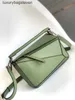 Loeiwe High End Designer Bags 여성 푸즐 시리즈 베개 형상 가방 새로운 스플 라스 작은 정사각형 가방 핸드 헬드 대각선 크로스 가죽 여성 가방 1 : 1 로고