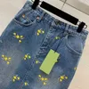 スカートデザイナー24年春/夏小さな黄色い花刺繍装飾ハイウエスト用途のカジュアルデニムスカート
