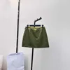 Röcke Designer gutaussehender Arbeitspeakstil mit großen Taschen, die Lederkanten Nylonrock mit modemarmen grünem A-Line-Kurzrock-Rock kontrastieren