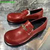 Casual schoenen grote ronde teen slip-on heren rood 2024 flat met dikke hiel metalen gesp ontwerpper lederen stof ondiepe zakelijke formeel