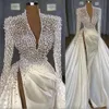 Sirène des robes perlées de mariage perles avec surskirt high divisé de profondeur en V choux