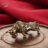 Vintage mässing Lucky Bullfighting Statue Home Decoration Copper Animal Miniature Figur Bring Wealth Office Desk Decor 240430