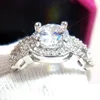 Anéis de cluster 2024 Sparkling White Flower Ring 3Ct Zircão Cz Banda de casamento de noivado de cor prata para mulheres tamanho 5 6 7 8 9