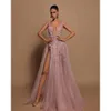 Ein elegantes V rosa Neck Abendlinie Pearls Prom -Kleid aufgeteilt Rückenfreie lange Kleider für besondere OCNs ES