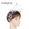 Bérets Elegant Feather Hair Combs mignon comme le casque de mariage de mariage Bridal Headwear Party Hairstyle Event Occassion Headpiece plusieurs couleurs