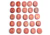 25 Stücke natürlicher roter Jasper geschnitzter Kristall Reiki Heilungspalmsteine Gravures heidnische Schrift Wicca Rune Stones mit einem 2478897