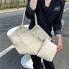 Umhängetaschen unregelmäßige große Tasche für Frauen weiße Obergrenze Griff Tasche Großer gewebter Leder Hand weibliche einzigartige Designplaidhandtasche