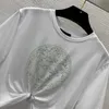 T-shirt Designer femminile 2024 Nuova maglietta Nuova Shining Hot Diamond Round MEDUSA Modello Pin contorto perdita di pancia di pancia Short E8LQ