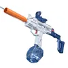 Полностью электрический водяной пистолет игрушки для бассейна играет на водных игрушках на открытом воздухе.