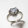 Bandringar Simple Classic Silver Heart -formad förlovningsring för kvinnor med White Red CZ Stone Inlagd utsökta modesmycken Wedding Present J240429