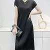 Feestjurken eenvoudige stijl miyake geplooide midi jurk 2024 vrouw stevige kleur kleding stedelijk casual slanke zwart beige v-neck split