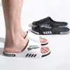 Slippers pour hommes Summer PVC Pantres douces pour mâles extérieurs épaissis les sandales de plage antidérapante de salle de bain.