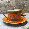 Kubki Luksusowe filiżanki herbaty i spodki zestaw 2 drobnych kości China kawa Złota uchwyt Royal Porcelain Party Espresso 230818 Drop dostawa Hom Dhpr5