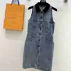 Abiti casual designer elegante e fresco con colori contrastanti una singola catena del petto e una cintura un abito di denim senza maniche moderno e alla moda