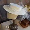 Boinas de renda com flor branca chapéus de casamento mulheres elegantes pérolas planas cetim fedoras cocar coquetel moda real banquet partida fedora tampa