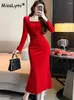 Casual jurken repareren Rhinestone Red Velvet Dress Vrouwen kleding herfst 2024 vierkante kraag lange mouw hoge taille vouwen zeemeermin feestje