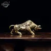 Vintage mässing Lucky Bullfighting Statue Home Decoration Copper Animal Miniature Figur Bring Wealth Office Desk Decor 240430