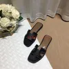 Zapatos de diseñador para mujeres zapatillas de cuero sandalias planas de verano playa desnuda blanca blanca marrón mate zapatillas para mujeres 35-42