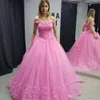 Nova chegada Princesa rosa 3d Flowers Ball vestido Quinceanera Puffy Formal Longo Ofim do ombro Sweet 16 Dress Dress Corset Sweep Train 0430