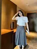 Dwuczęściowa sukienka projektant 24 Summer Nowa okrągła szyja Krótka koszula z wysoką talią i plisowaną półplanową sceną dla kobiet DI8V