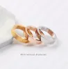 Золотое кольцо, инкрустированное бриллиантами и гальванированной модной парой из 18 тыс. Золота в стандартной комплектации со световыми роскошными ювелирными украшениями2468207