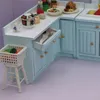 1 12 BJD Dollhouse Mini Kitchen Decoration Model Möbler Corner skåp Blue Kitchen Top Cover Set OB11 Doll House Accessories 240424