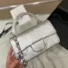 Bolso de diseño bolsos plateados manija de cf boletos de aleta de mano Top caviar caviar grano de cuero acolchado tejido de tejido de cuadros de oro hardware de hombro