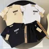 Tasarımcı Marka Çocuk T-Shirts Şort Setleri Bebek Giyim Seti Toddler Şort Beyaz Siyah Kız Kızlar Giyim Yaz Trailsuit Gençlik Giysileri