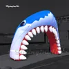 卸売パーソナライズされた青色のインフレータブルサメのアーチ漫画海の動物アーチ型ドア爆破サメアーチウェイの広告イベント