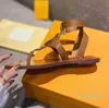 Designer -swomen skórzane sandały metalowe letnie dama kostki klamra płaska gumowa sandał podeszwy zewnętrznej