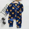 LJW Childrens Pajamas набор детского костюма детская одежда для мальчиков для мальчиков девочки шелковые шелковые атласные атласные брюки, установленные домашние ношения детей, пижама 240424