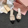 Leer MM Brand Pumps Metal Buckle-verrijkte sandalen kitten hiel miui dames luxe ontwerper puntige teen avond feestschoenen Mary Jane Sandaal slippers ballet flat