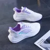 2024 Été Nouveau Mesh Chaussures pour femmes Breaste Chaussures de voyage plate Bottom Casual Little White Shoes Gai