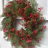 Decoratieve bloemen Kerstbesse familie krans met kunstmatige bessen groen Jezus Christus hangende slinger Xmas front veranda deur