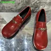 Sıradan Ayakkabı Büyük Yuvarlak Toe Slip-On Erkek Kırmızı 2024 Düz tıknaz topuk metal toka tasarım deri kumaş sığ iş resmi