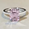 Pierścienie klastra 925 Pierścień Srebrnego Treasure Pink Diamond Light Luksusowy Square Szmaragdowy wysoki węgiel