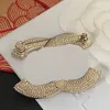 Luxe vrouwen mannen Designer merkbrief broches real gold vergulde hebben postzegels koper hoogwaardige sieraden parel bloem kristallen broche pin p de cadeaus Accessorie
