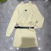 Basic Casual Dresses Designer Chaopai 24 Early Spring Nieuwe product Triangle Hapleed Color Block Matching Belt, tailleband, Cool en veelzijdige hoodie -jurk HWPQ