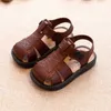 Sandalet Yaz Bebek Ayakkabıları Yeni Kapalı Toddler Erkekler Sandalet Yumuşak Sole Anti Slip First Adım Walker Baby Sold Color Hollow Beach Ayakkabıları 20040429