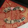 Luxe vrouwen mannen Designer merkbrief broches real gold vergulde hebben postzegels koper hoogwaardige sieraden parel bloem kristallen broche pin p de cadeaus Accessorie