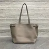 Körnige Lederhandtasche mit einem mittelmäßigen und faulen Retro -Stil