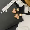 Brincos de ouro de 18k de luxo designer de brotos de cerejeira de cereja em forma de coração rosa Brincos de jóias de alta qualidade incrustados com presentes de amor romântico Caixa de brinco